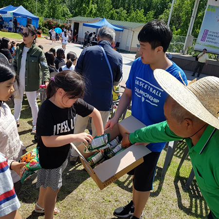  롯데제과, 휴가철 소외 이웃에 제품 지원 활발